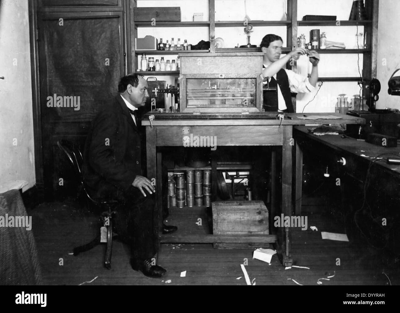 Harvey W. Wiley, Chief Chemist per il Dipartimento dell'Agricoltura degli Stati Uniti, è mostrato condurre esperimenti come parte del suo lavoro relativo al Pure Food and Drug Act. Foto Stock