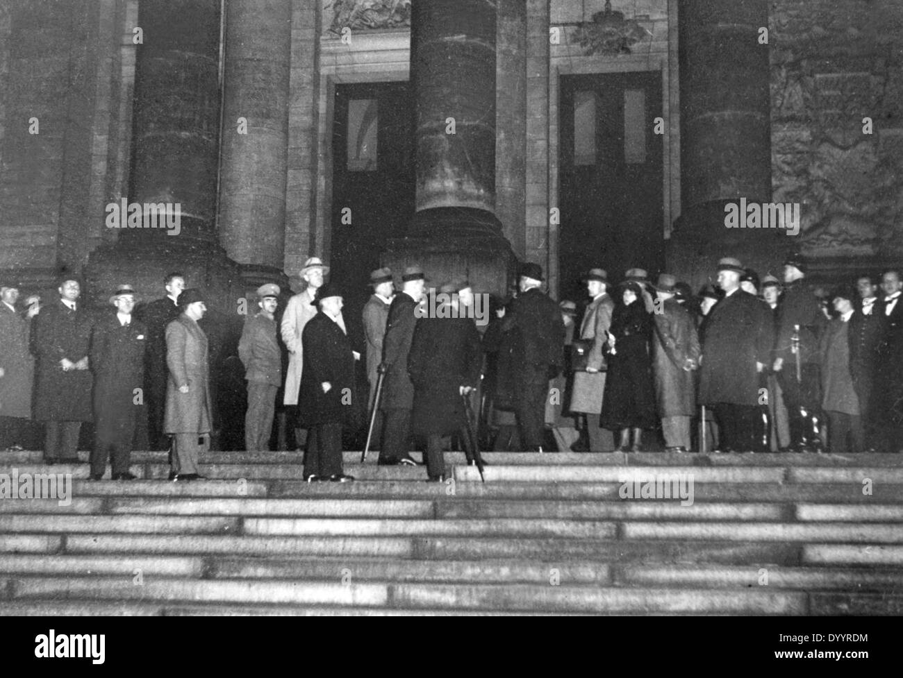 Visita alla scena del crimine di fronte al Reichstag, 1933 Foto Stock