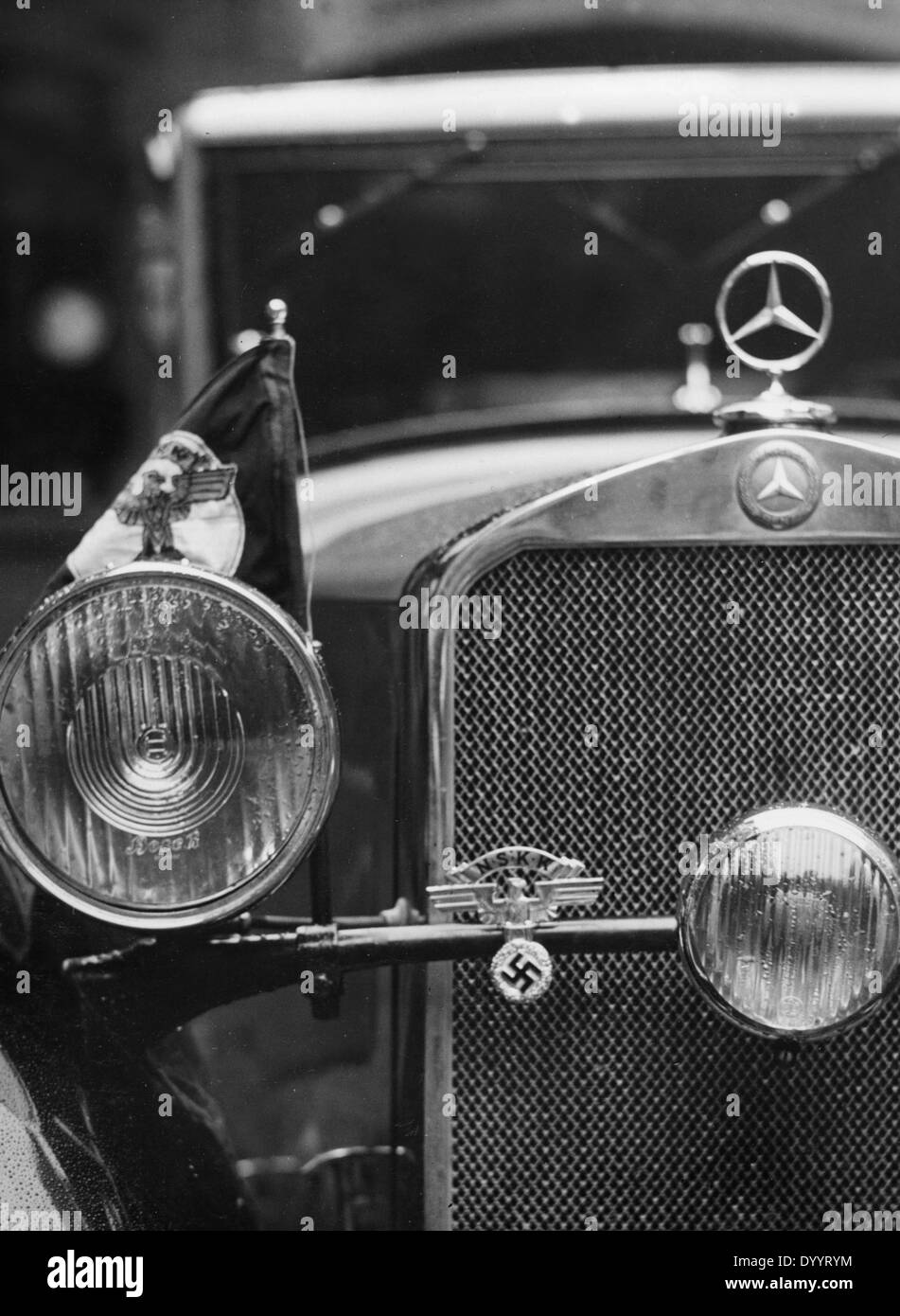 Il Badge del Nazional Socialista corpo motore sullo scambiatore di calore di una Mercedes, 1933 Foto Stock