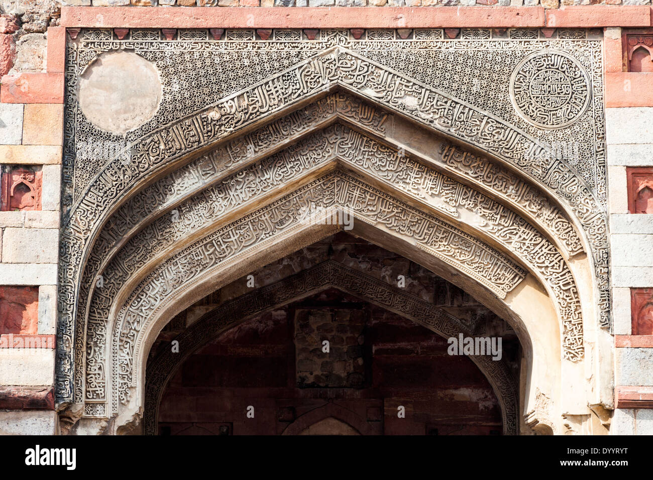 New Delhi, India. Lodi Gardens. La calligrafia Araba al di sopra di ingresso della bara Gumbad moschea, tardo 15th. Secolo. Foto Stock