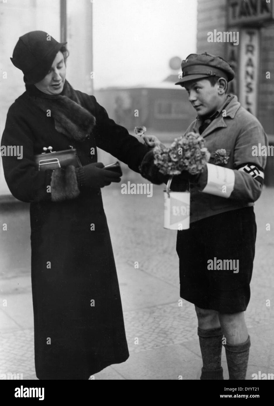 Ragazzo raccoglie denaro per la VDA inverno aiuti, 1933 Foto Stock