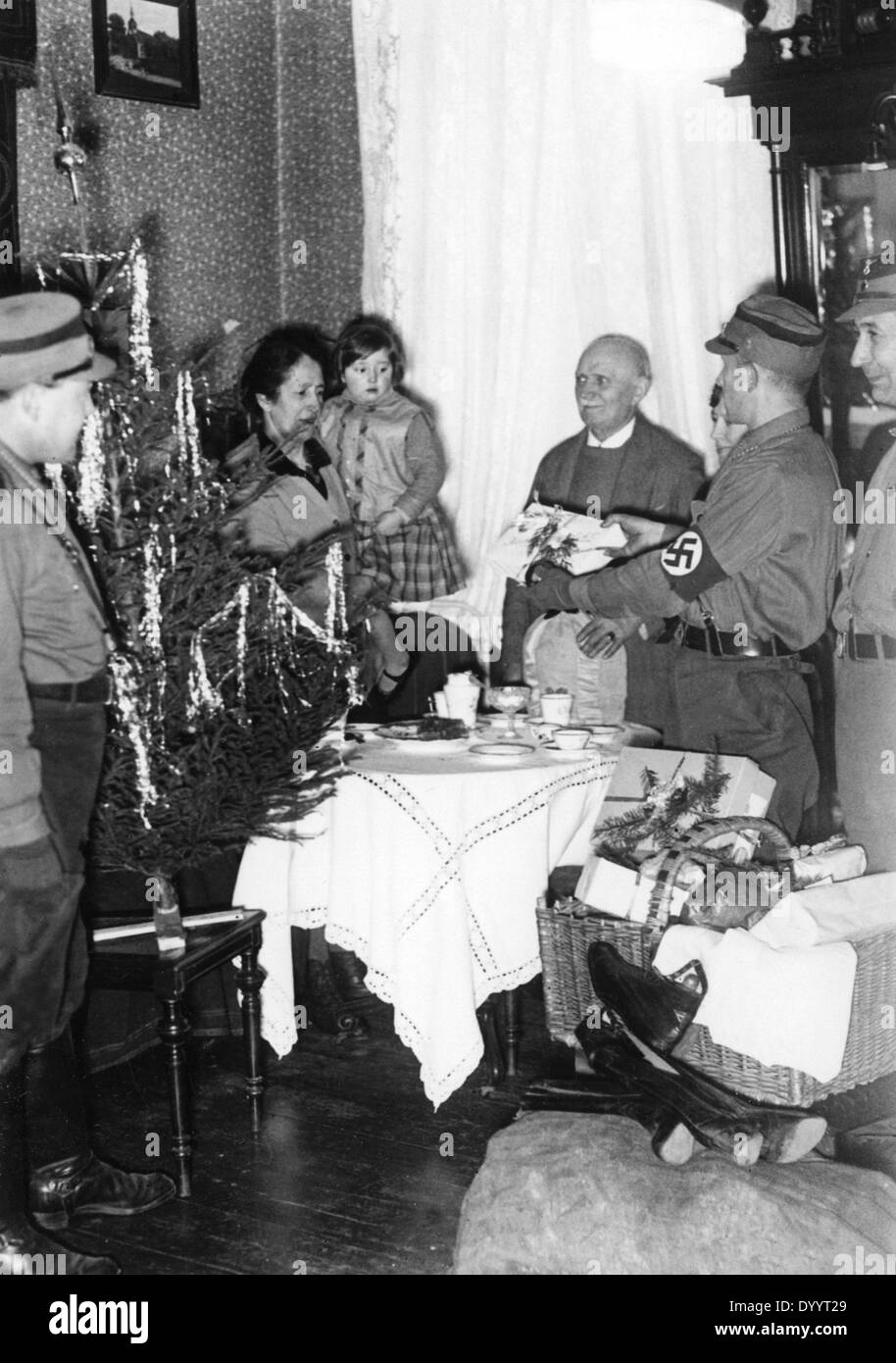 Il nazista di servizio sociale con una famiglia povera in Berlino, 1933 Foto Stock