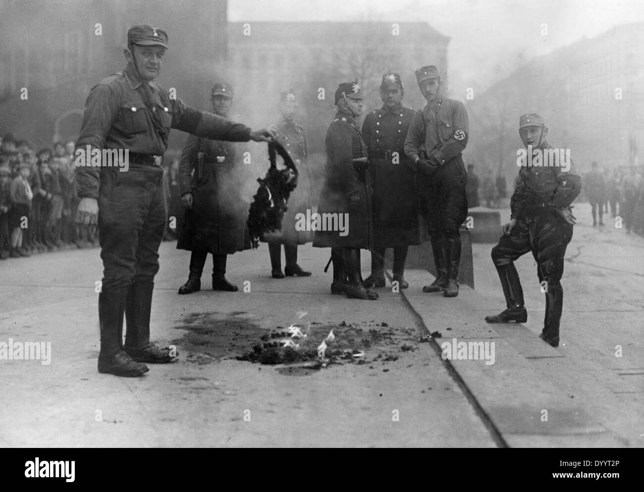 Di bruciare la bandiera tedesca dal socialismo nazionale, 1933 Foto Stock