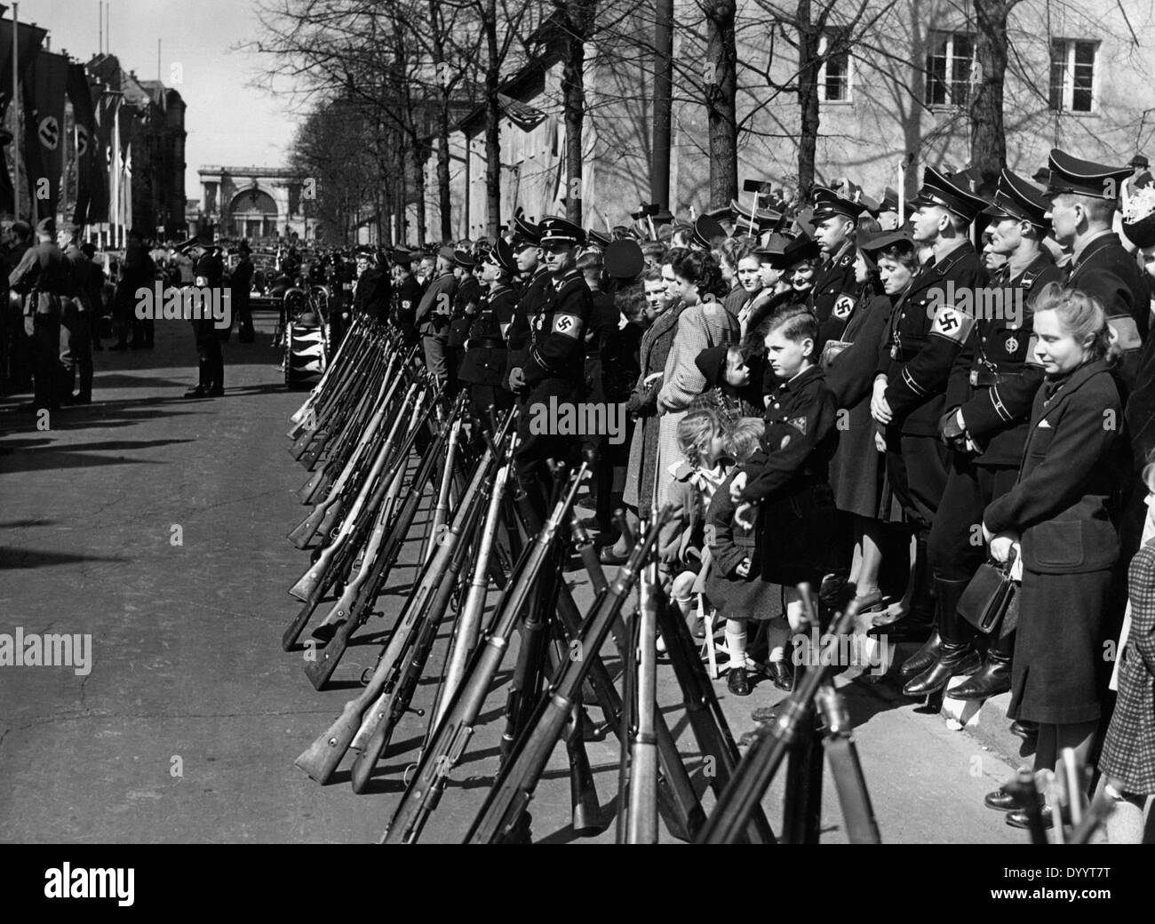 Squadre SS sicuro per le strade di Berlino, 1942 Foto Stock