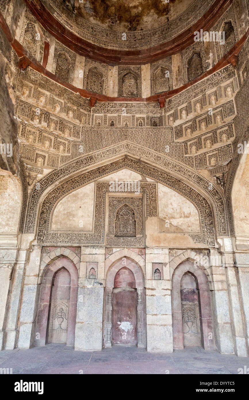 New Delhi, India. Lodi Gardens. Il mihrab, all'interno della bara Gumbad moschea, indicante la direzione della Mecca. Fine xv. Secolo. Foto Stock