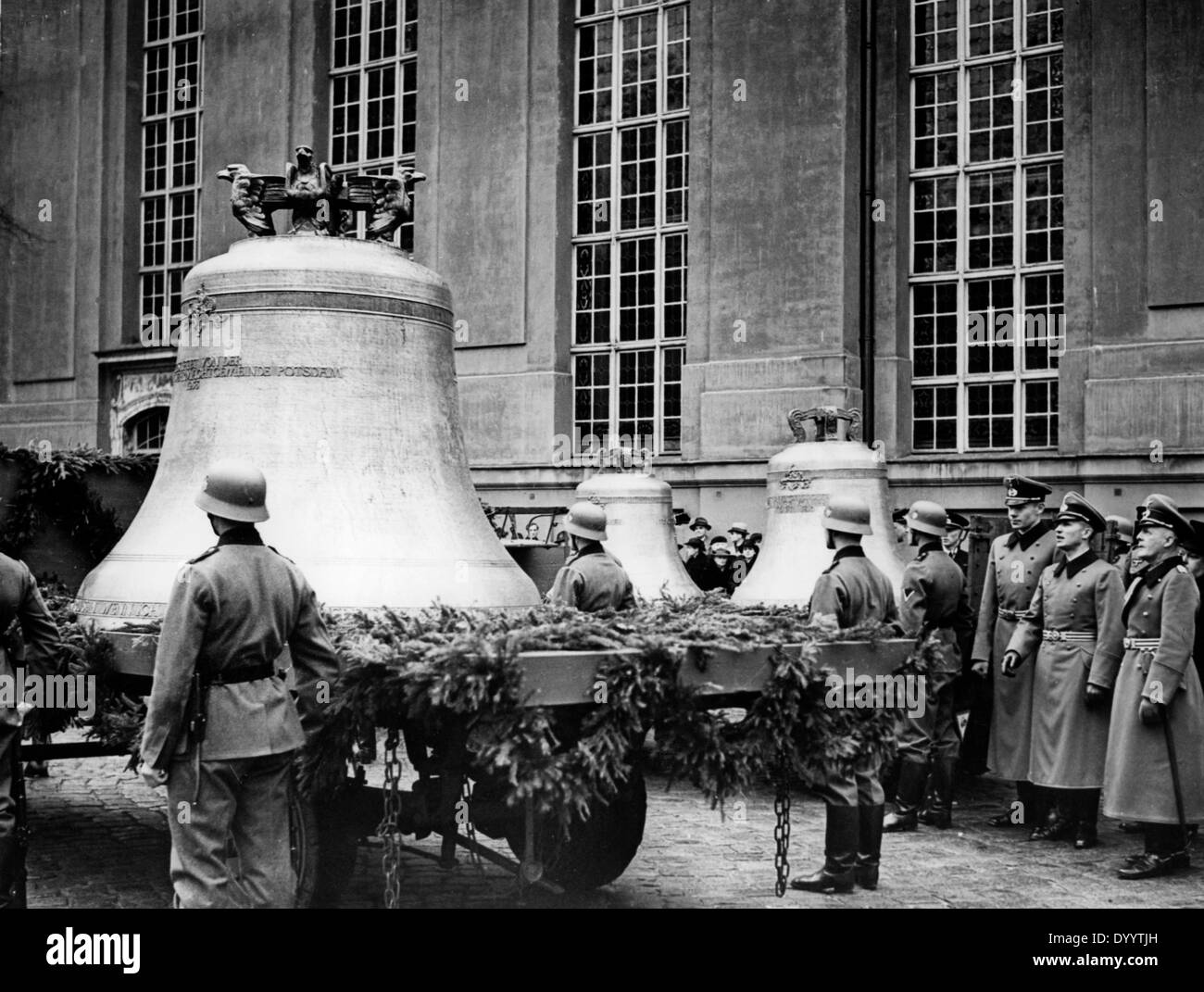Portando le campane per la Chiesa di guarnigione a Potsdam, 1939 Foto Stock