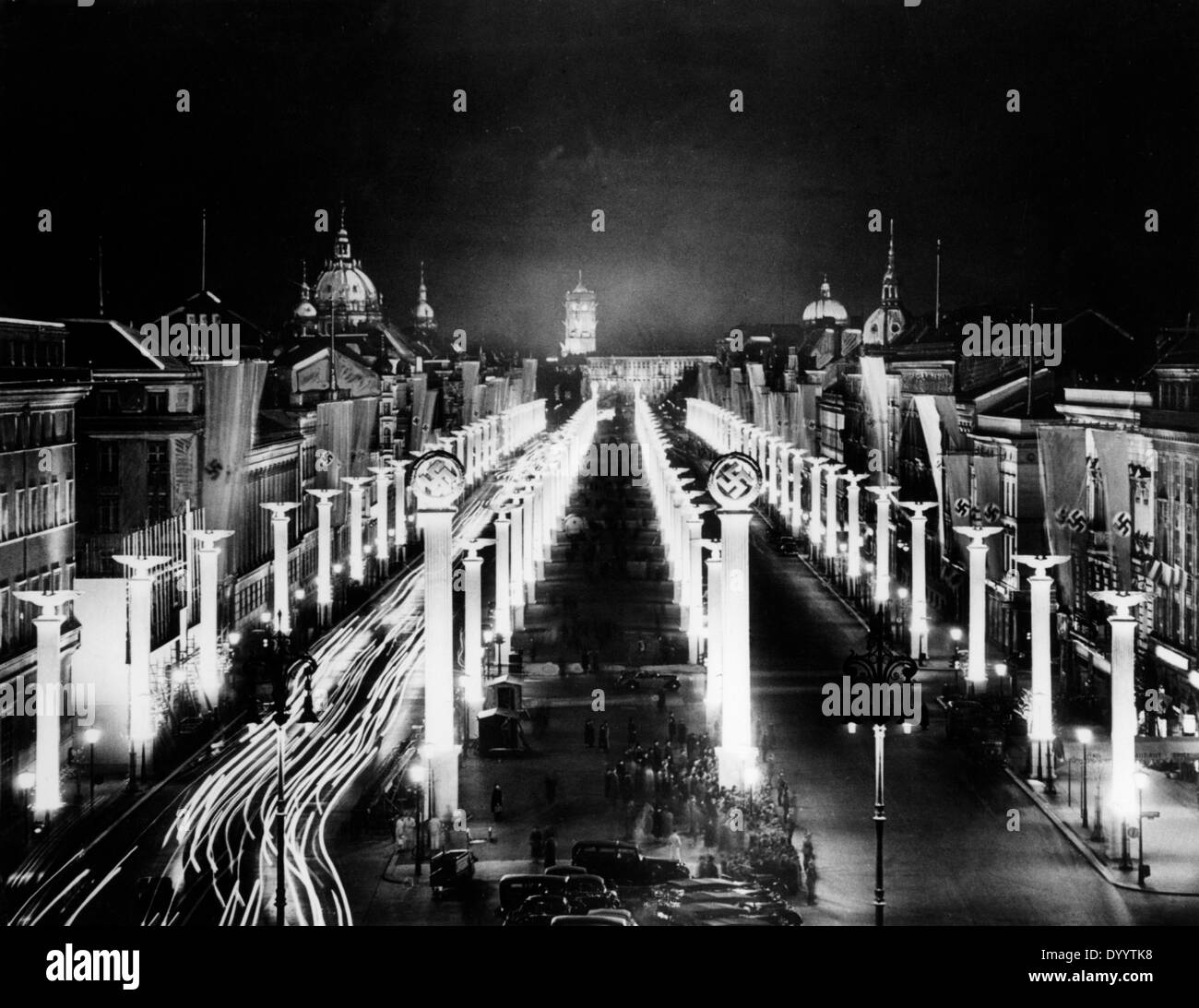 Decorazione di strada a Berlino per la anche di Adolf Hitler il cinquantesimo compleanno, 1939 Foto Stock