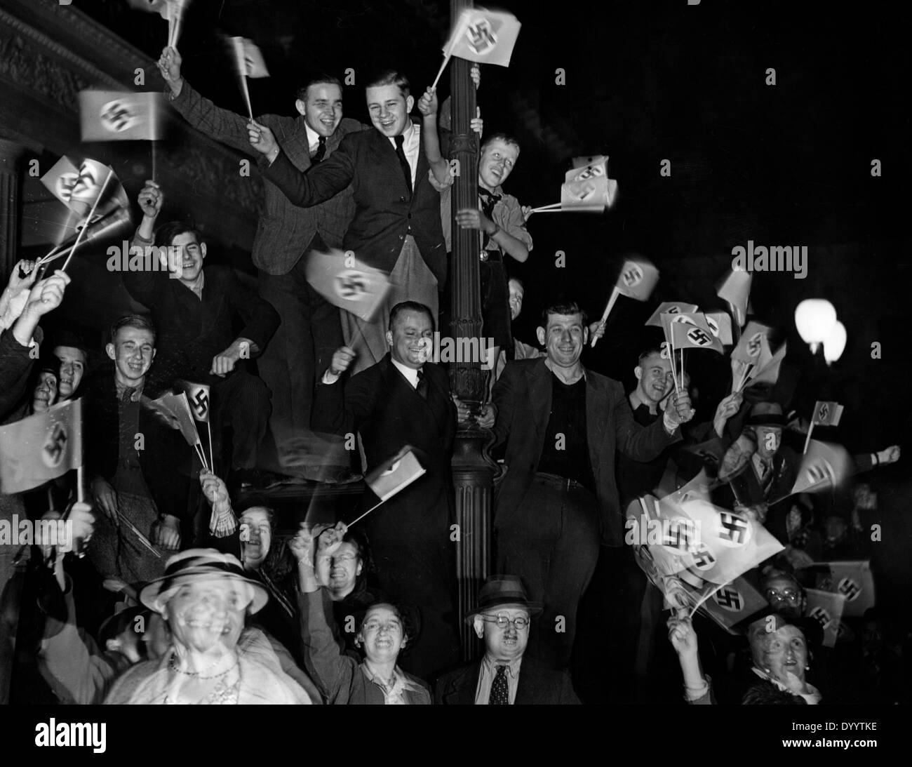 La folla entusiasta di ascoltare un discorso di Adolf Hitler, 1938 Foto Stock