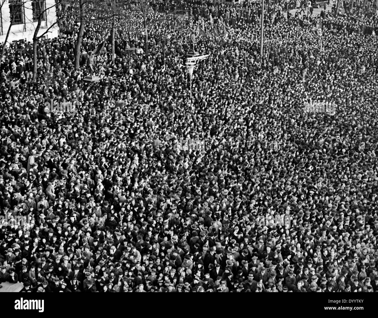 La folla entusiasta di fronte al Ministero di Propagnda a Berlino, 1938 Foto Stock