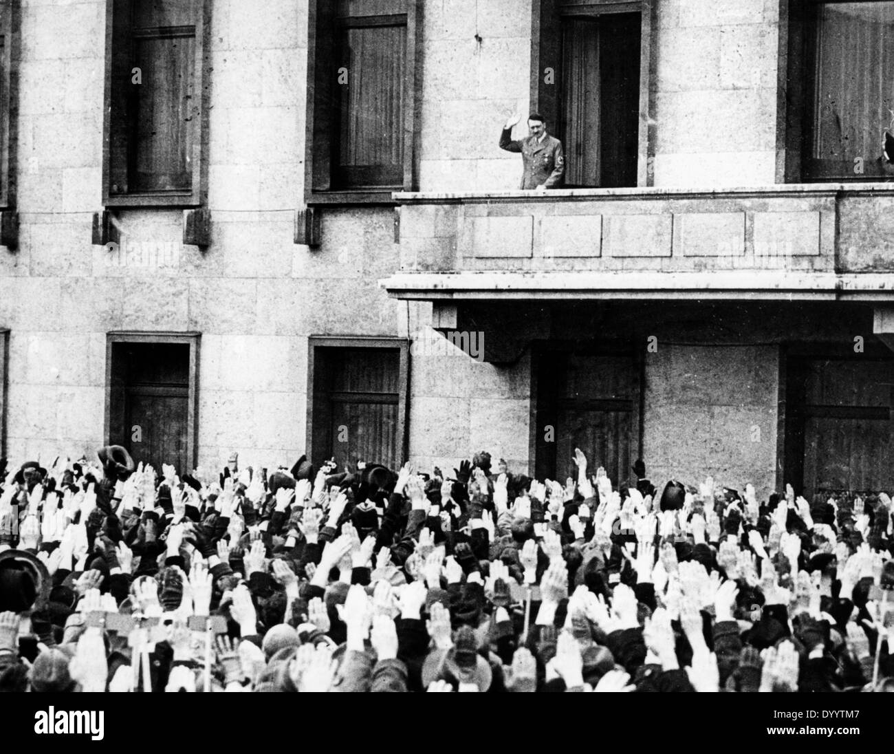 Hitler sul balcone del quinto anniverary del sequestro di potenza, 1936 Foto Stock