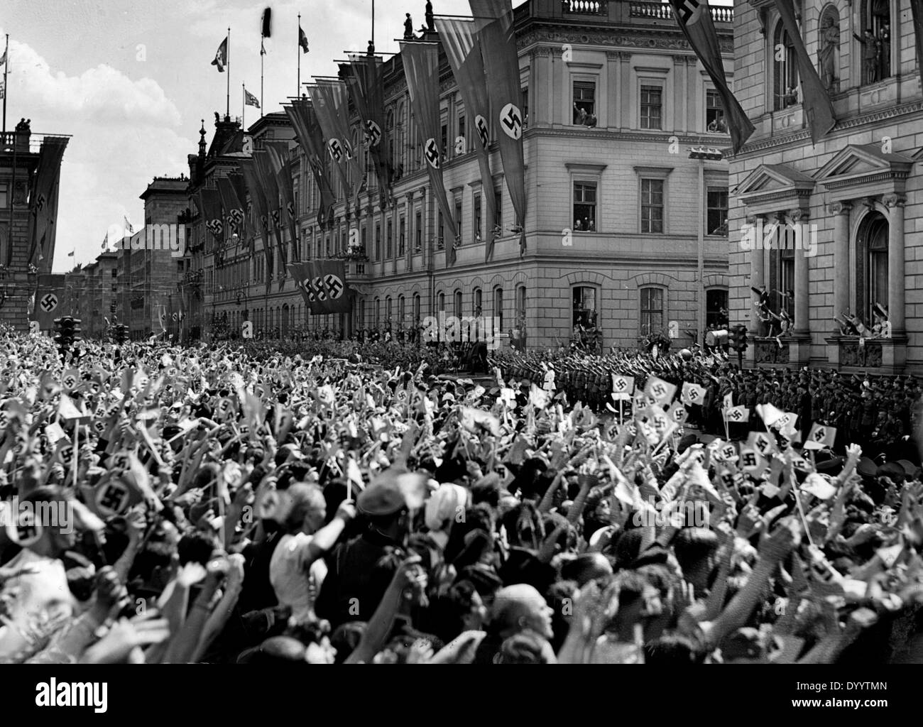 Immensa folla festante di Berlino dopo la campagna di Francia, 1940 Foto Stock