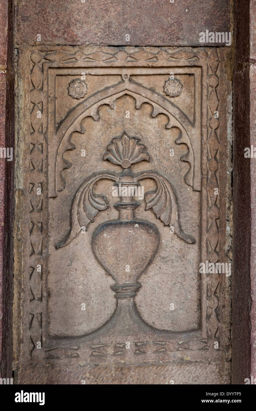 New Delhi, India. Lodi Gardens. Decorazioni floreali in pietra all'interno della bara Gumbad moschea, tardo 15th. Secolo. Foto Stock