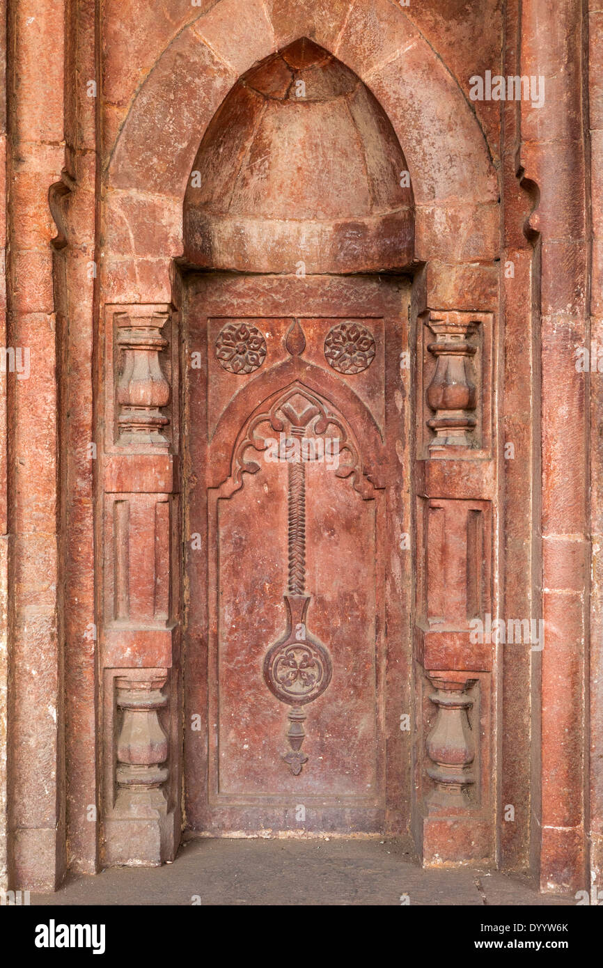 New Delhi, India. Lodi Gardens. Decorativi in pietra Carving nella parete Qibla all'interno della bara Gumbad moschea, tardo 15th. Secolo. Foto Stock