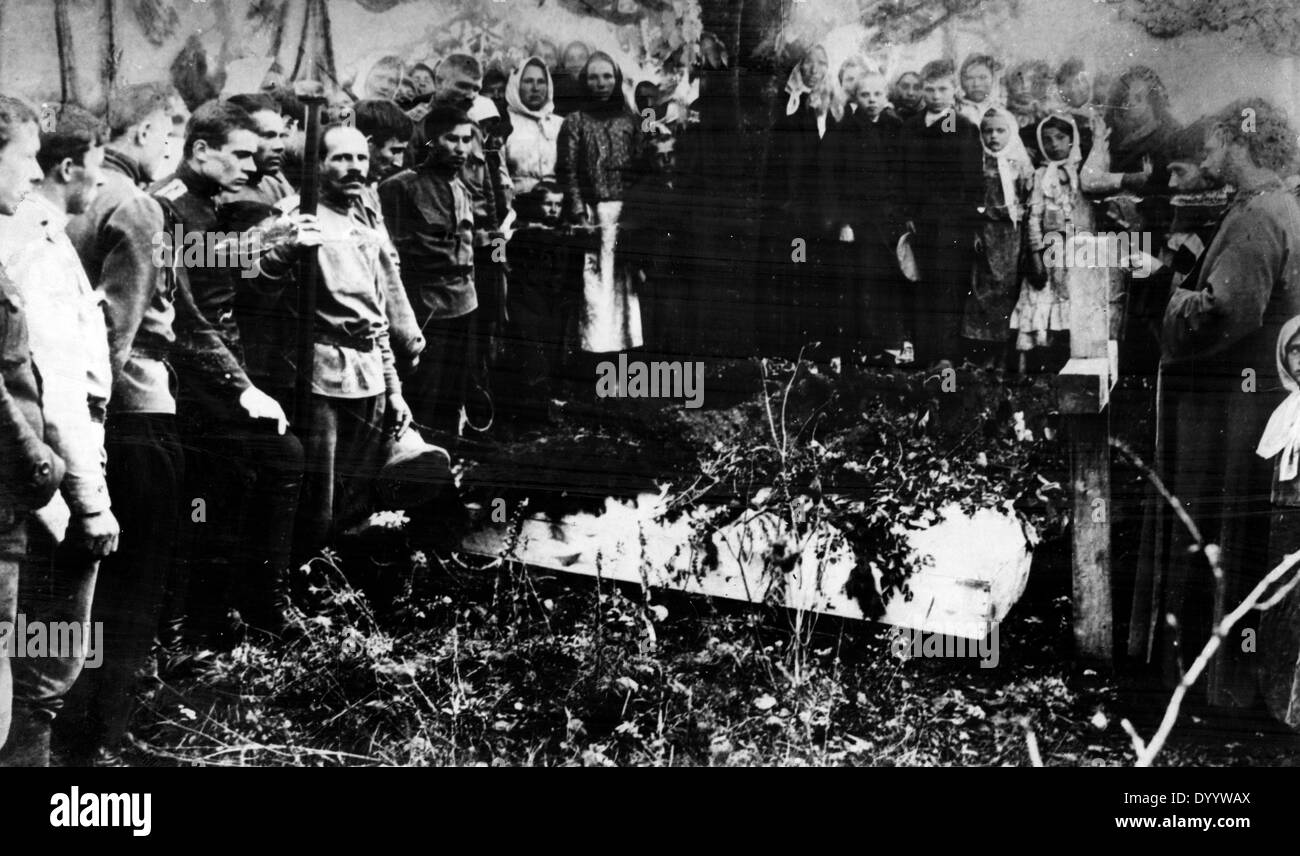 La sepoltura di un pilota tedesco a fronte orientale durante la Prima Guerra Mondiale Foto Stock