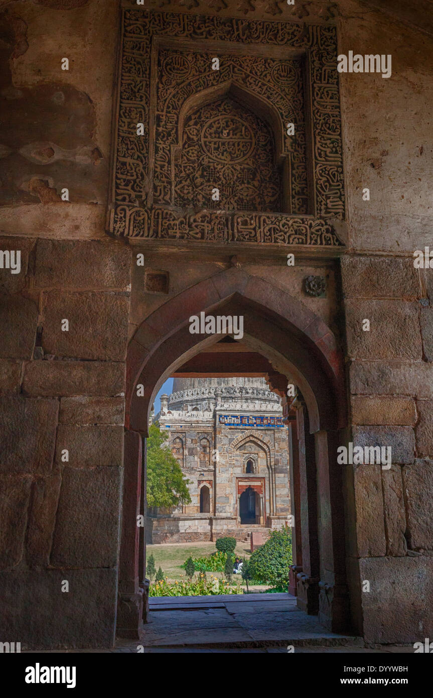 New Delhi, India. Lodi Gardens. Sheesh Gumbad visto dal portale della bara Gumbad moschea. Foto Stock