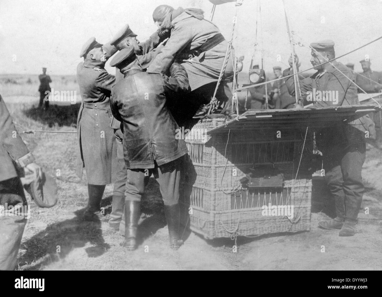 Osservatore dell'antenna è aiutato al di fuori del cestello a palloncino, 1917 Foto Stock