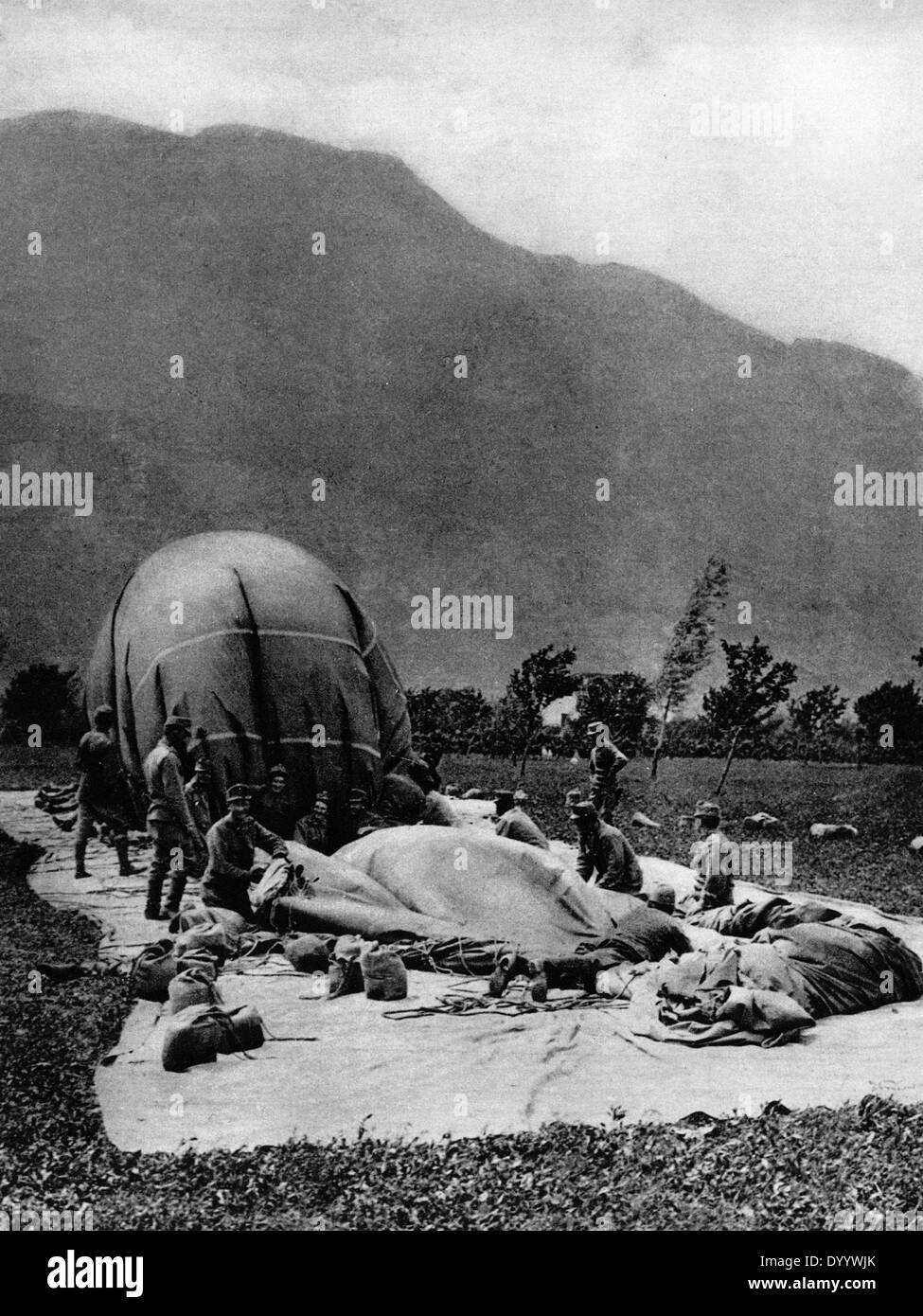 Dirigibile equipaggio svuotare un palloncino ormeggiate, 1918 Foto Stock