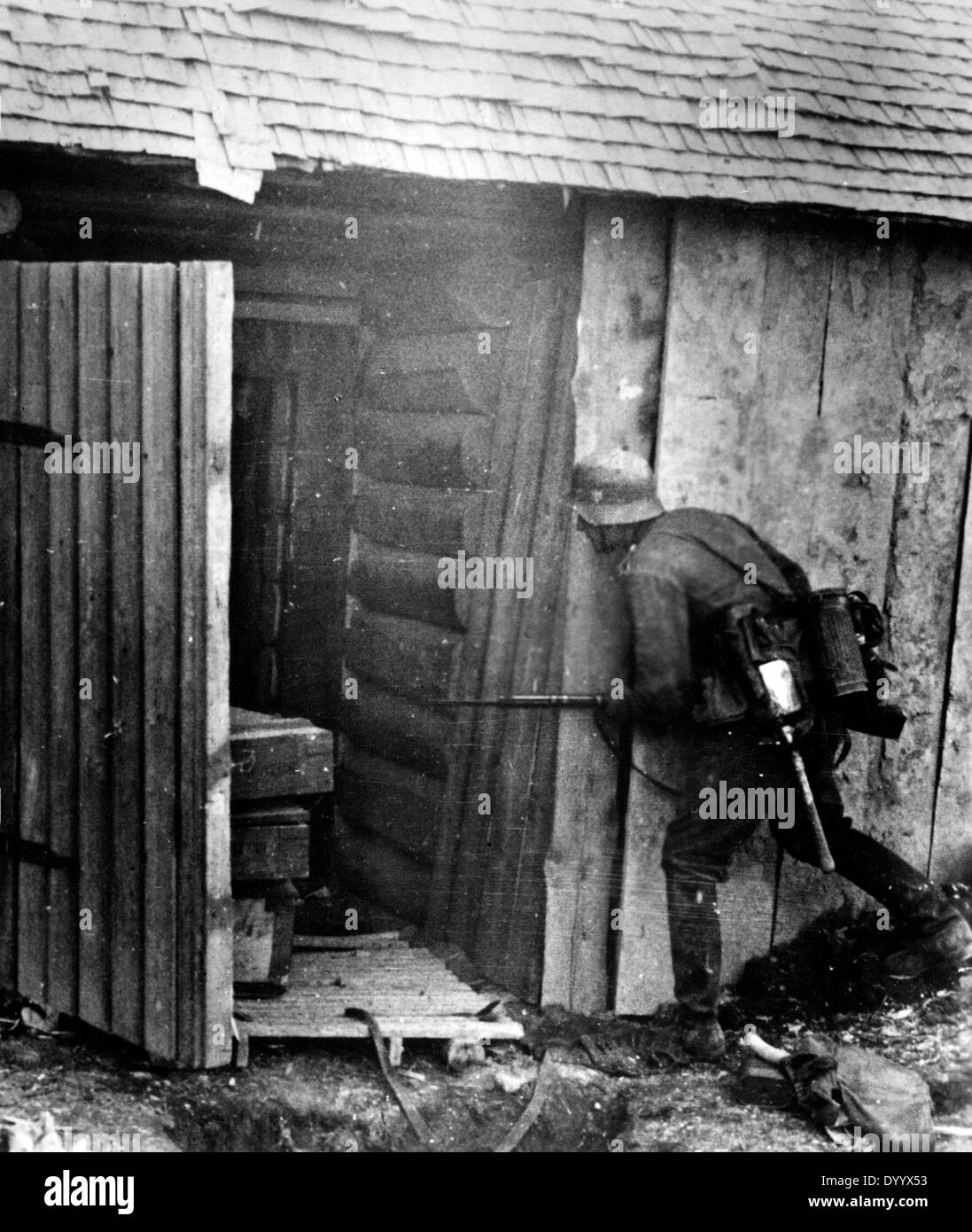 Soldato tedesco in un bunker Russo, 1941 Foto Stock