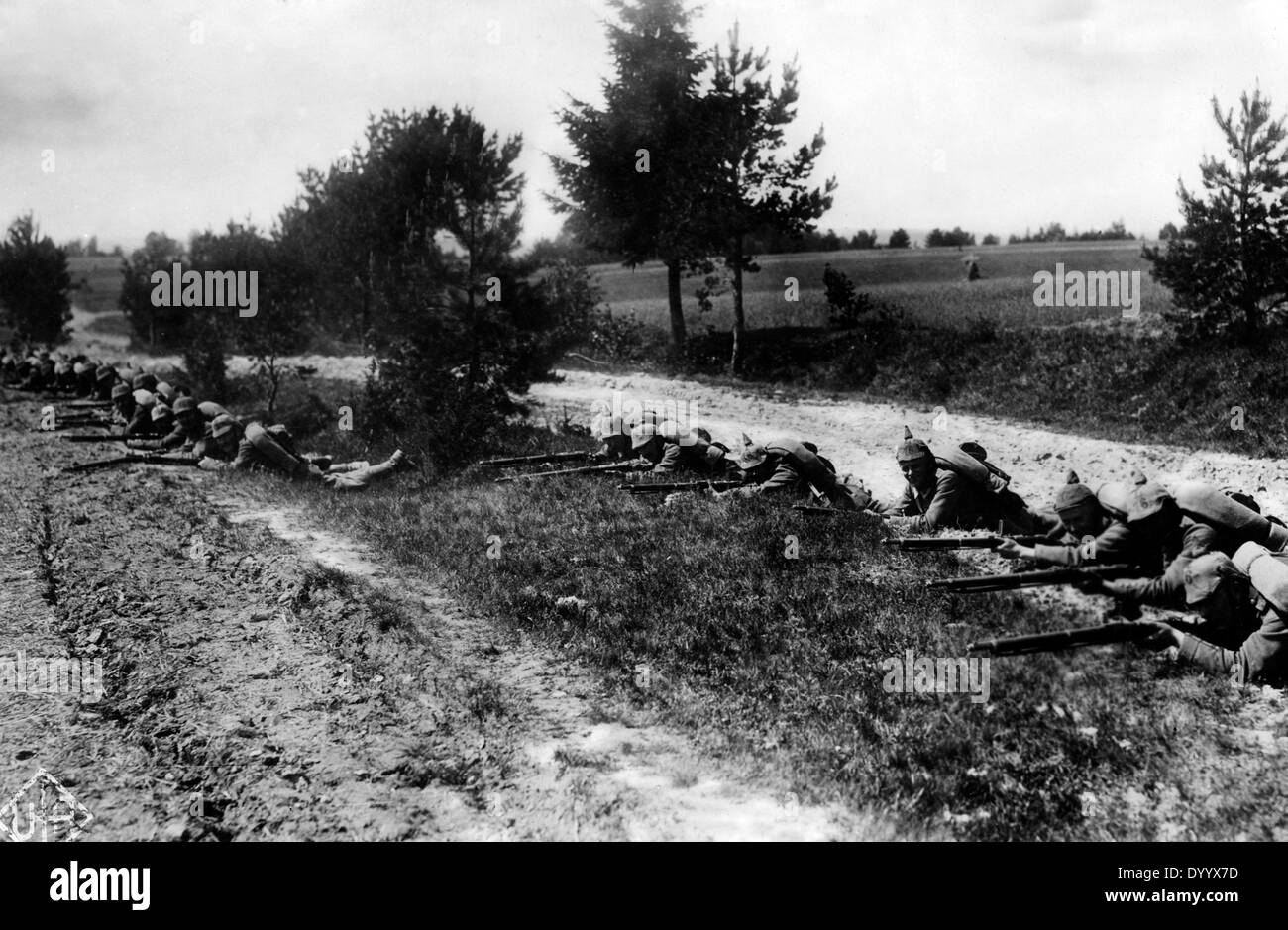 Il tedesco di fanti in corrispondenza di una strada nella Prussia orientale, 1914 Foto Stock