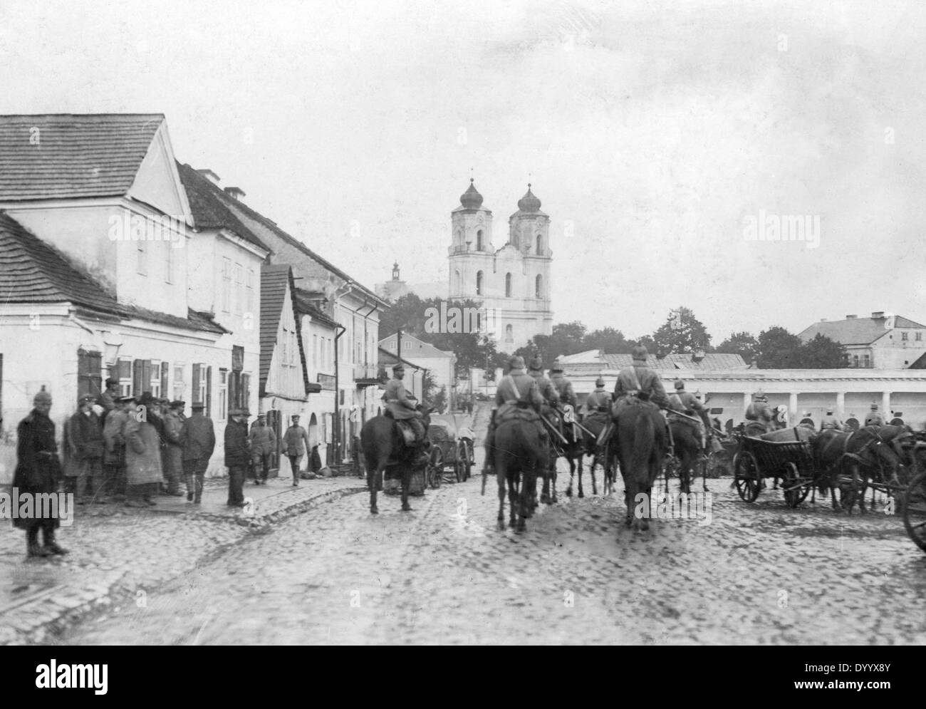 Truppe tedesche in un russo città di confine, 1914 Foto Stock