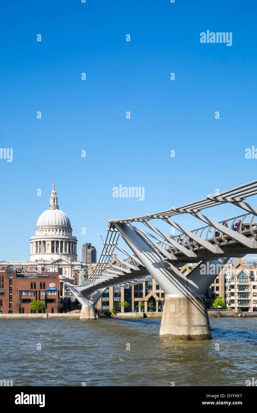 Millennium Bridge e la Cattedrale di San Paolo a Londra Regno Unito Foto Stock