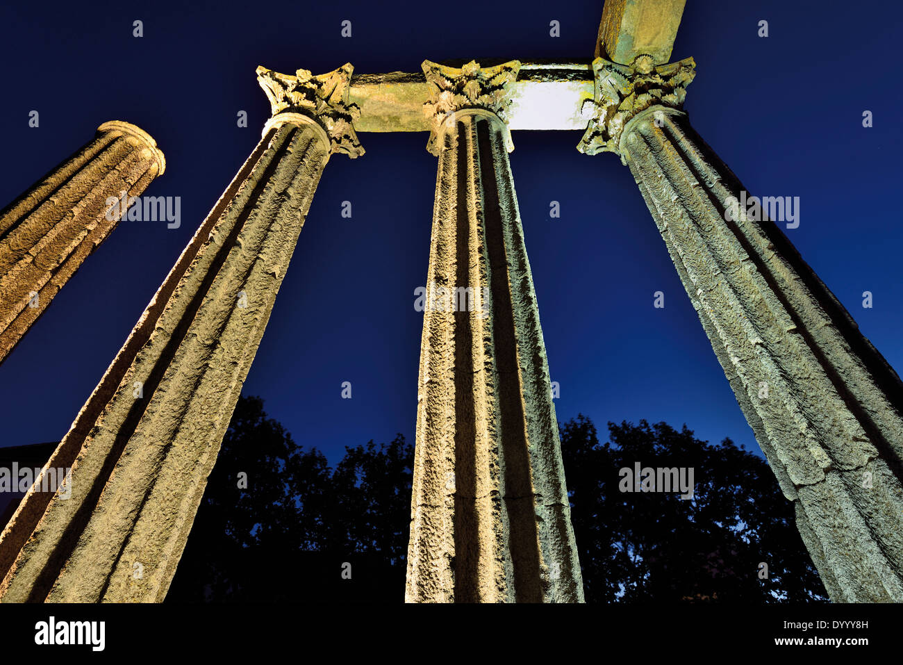 Portogallo Alentejo: notturno di dettaglio del tempio romano di Évora Foto Stock