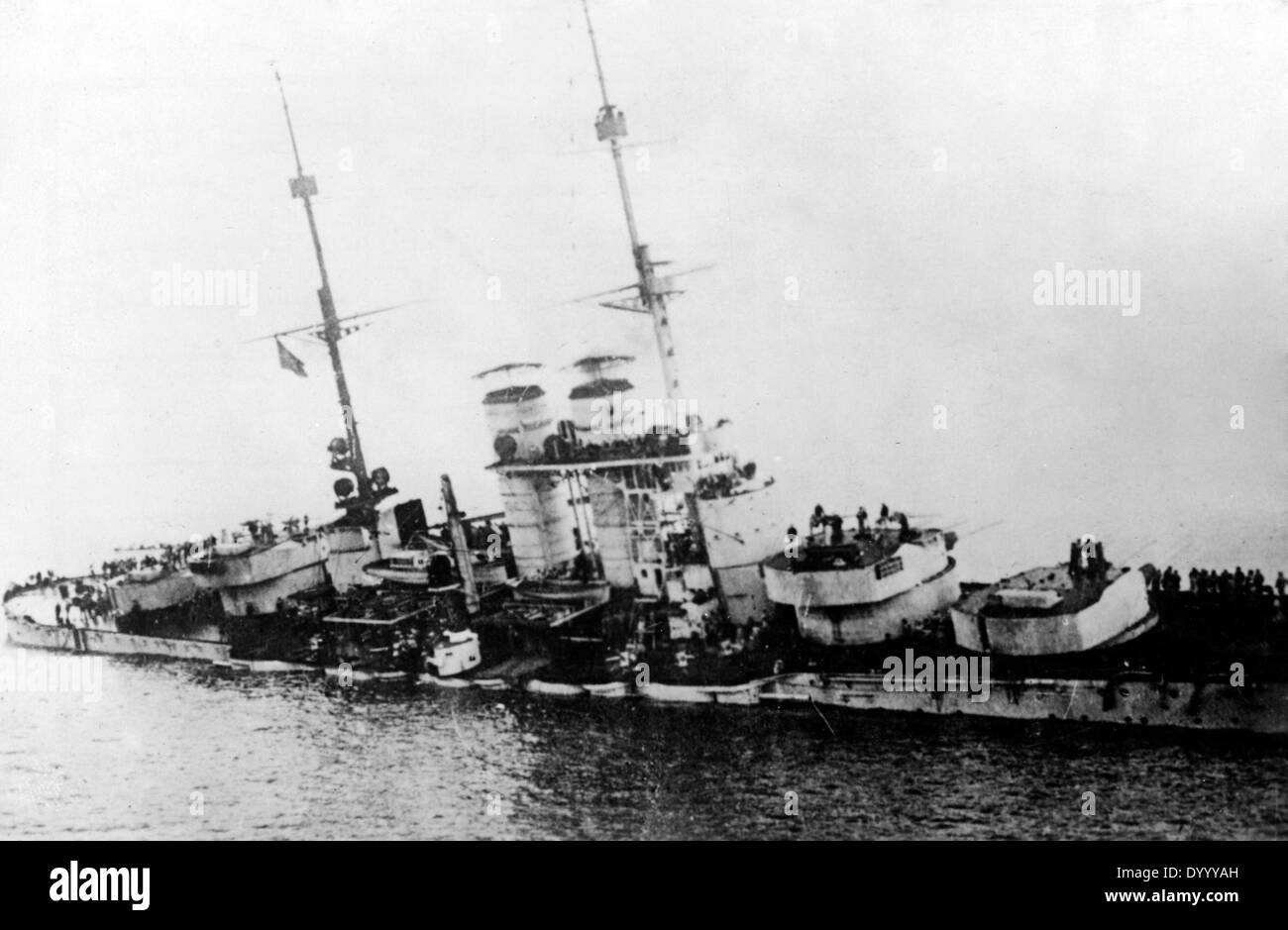 SMS Szent István capsizes nel Mare Mediterraneo, 1918 Foto Stock