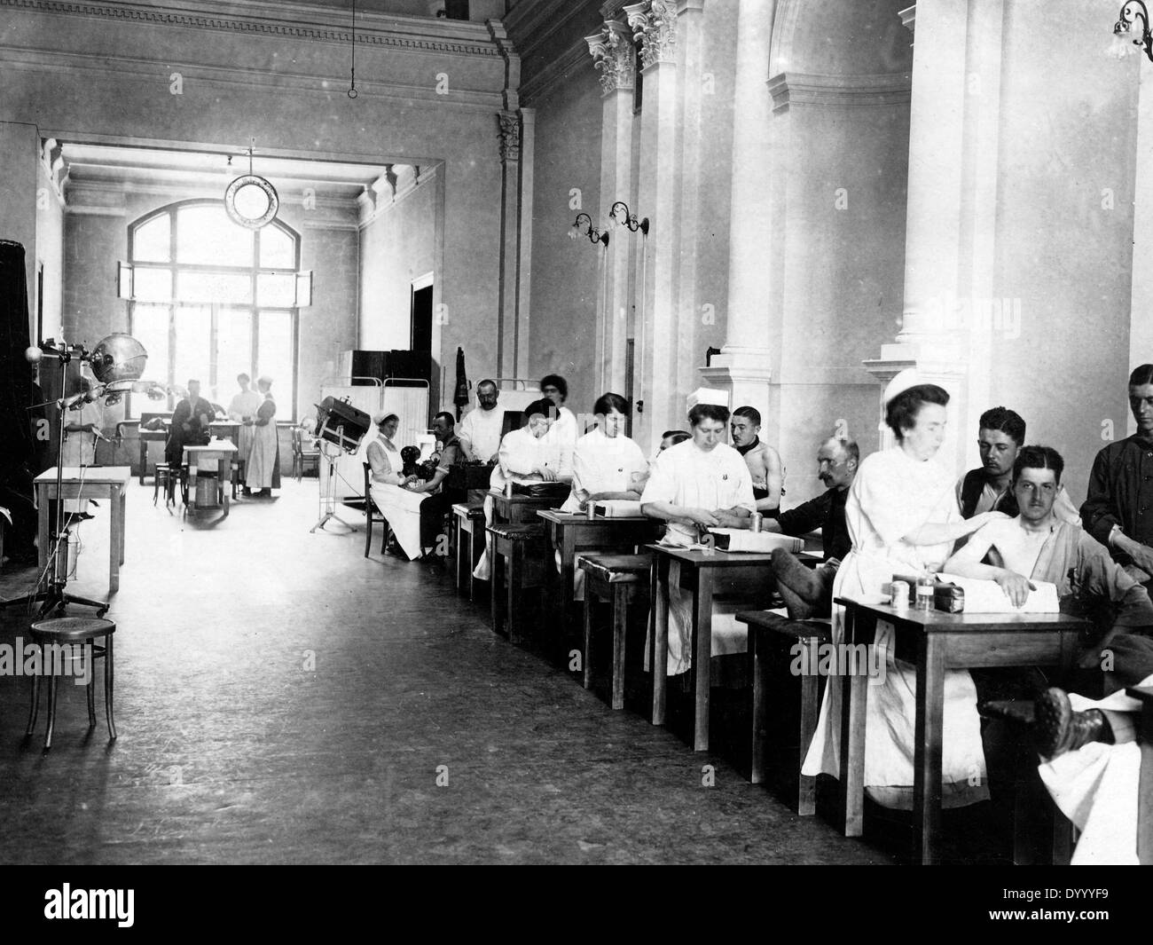 Feriti soldati tedeschi nel trattamento medico, 1916 Foto Stock