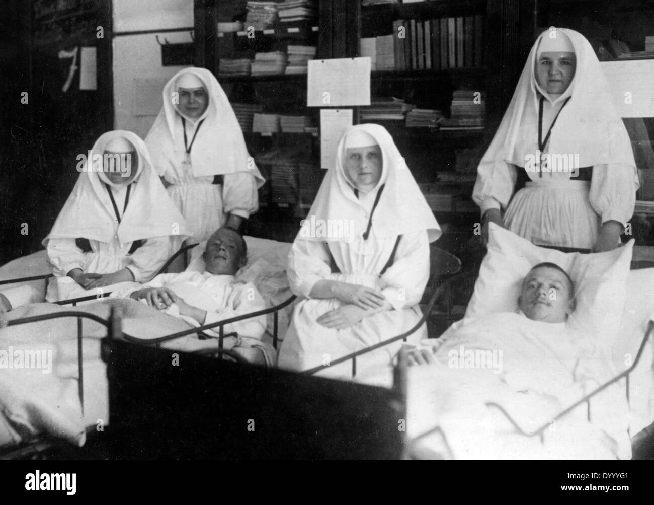 Le suore infermiere feriti soldati tedeschi, 1914 Foto Stock