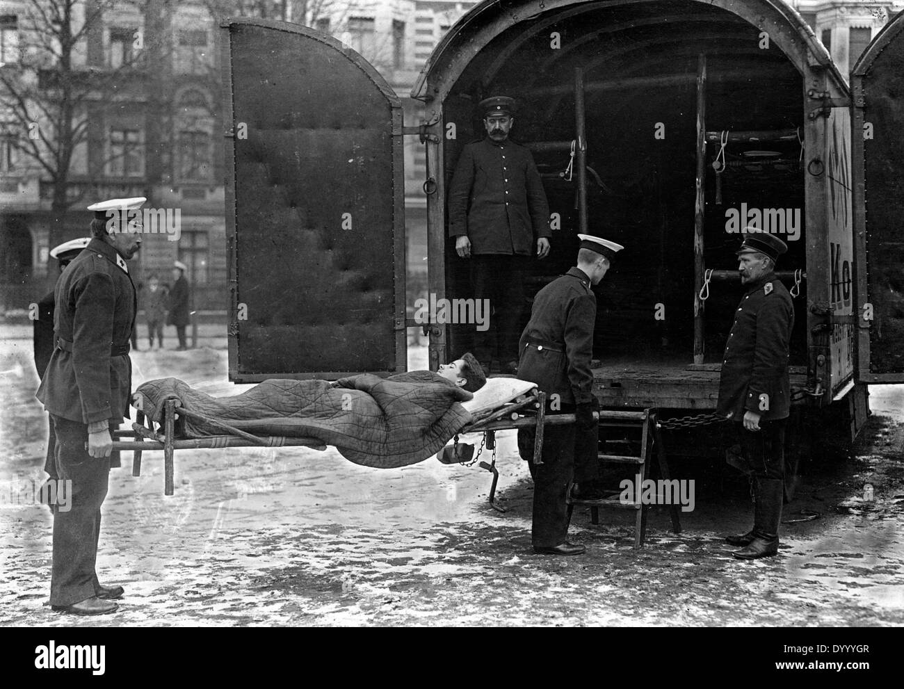 Trasporto di un soldato ferito a Berlino, 1914 Foto Stock