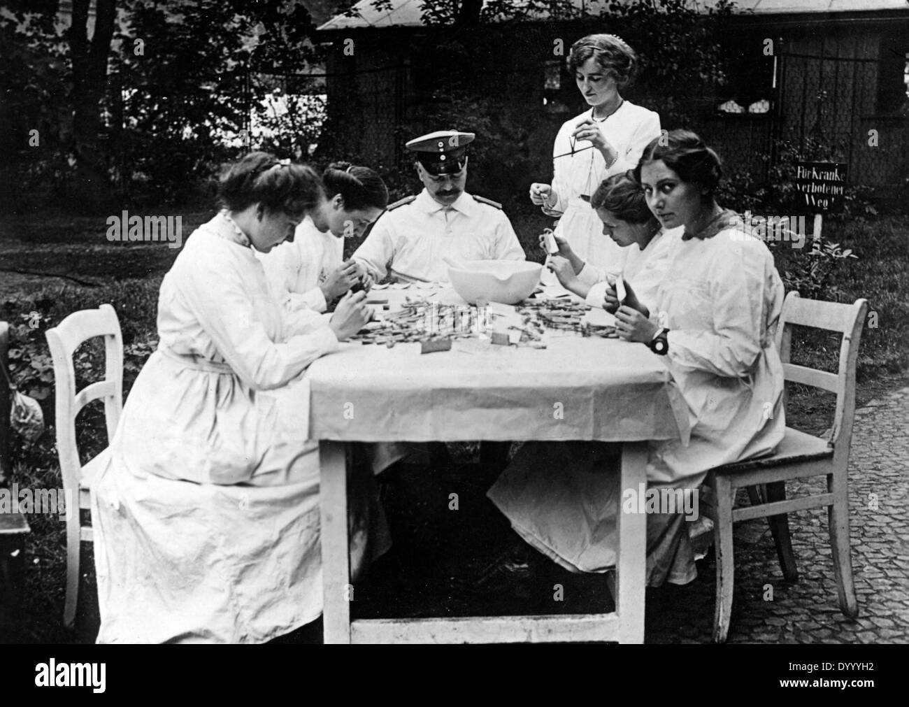 Gli infermieri Preparazione Medicina, 1914 Foto Stock