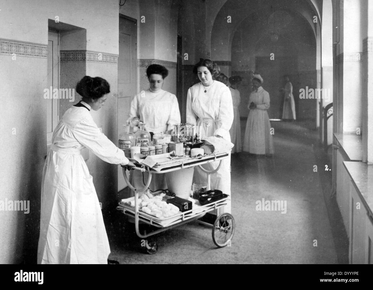 Gli infermieri a lavoro, 1914 Foto Stock