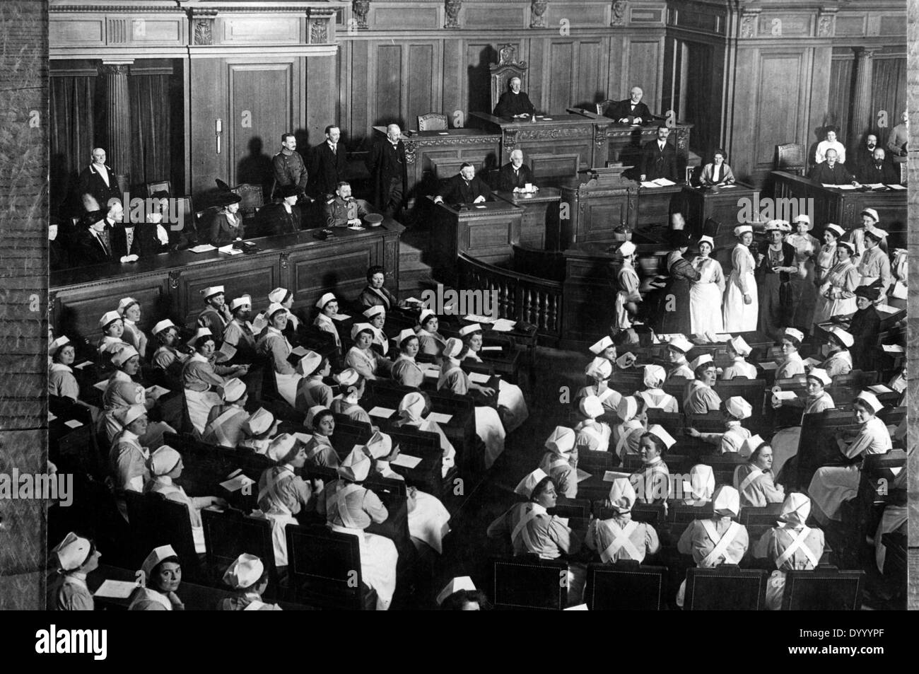 Gli infermieri sono aggiudicati con spille, 1914 Foto Stock