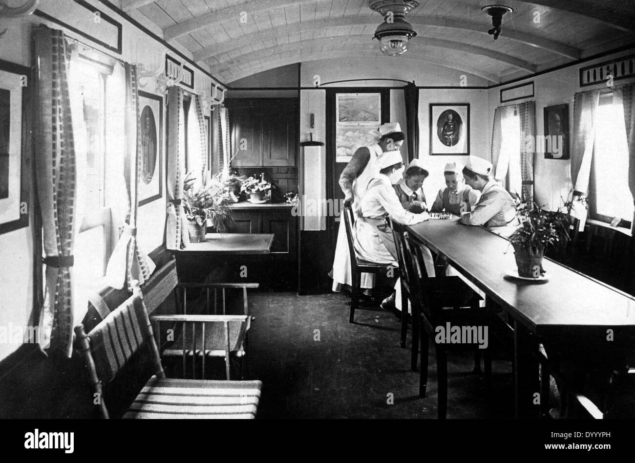 Gli infermieri a giocare un gioco di bordo, 1916 Foto Stock