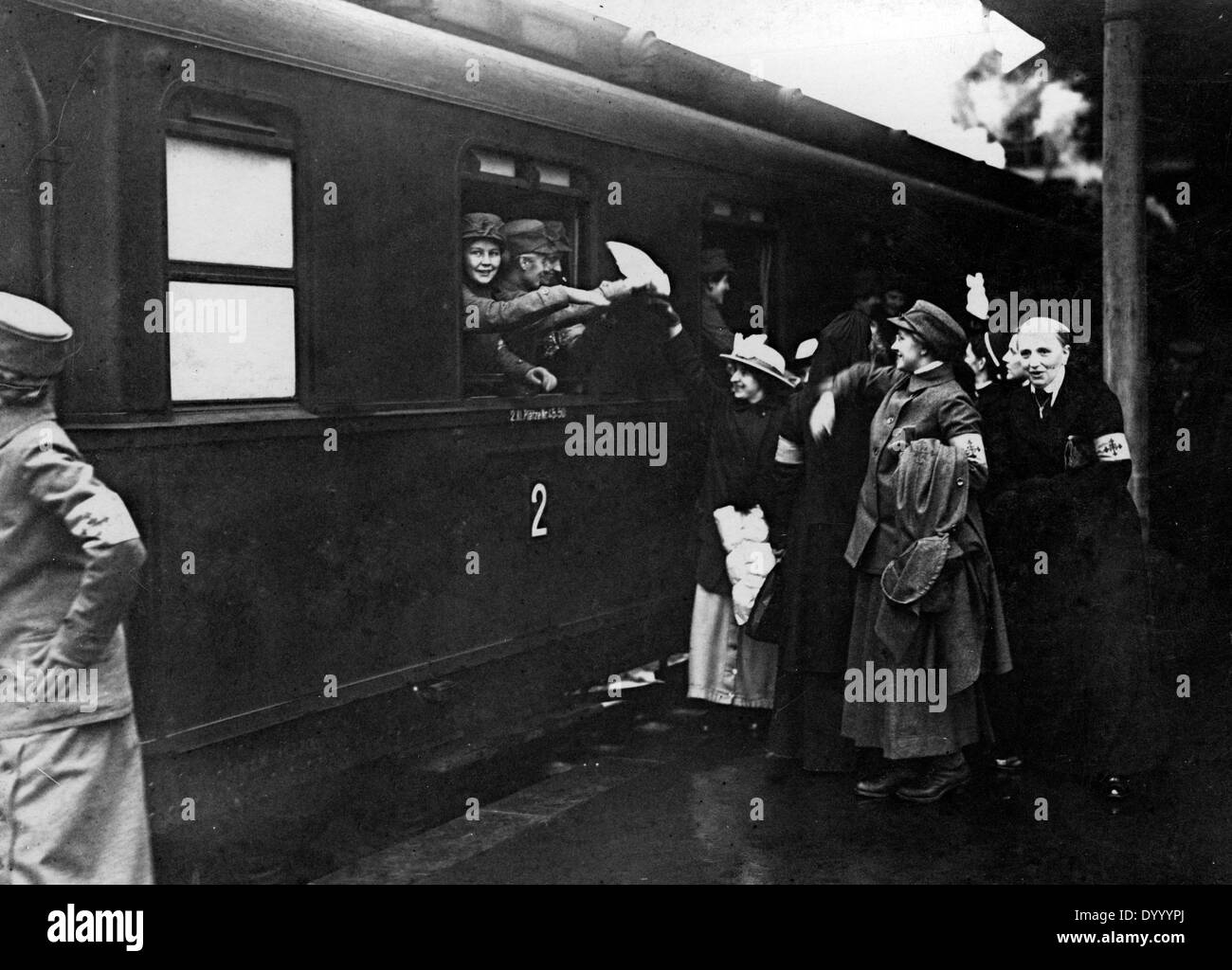 Gli infermieri sulla loro strada verso la parte anteriore, 1914 Foto Stock