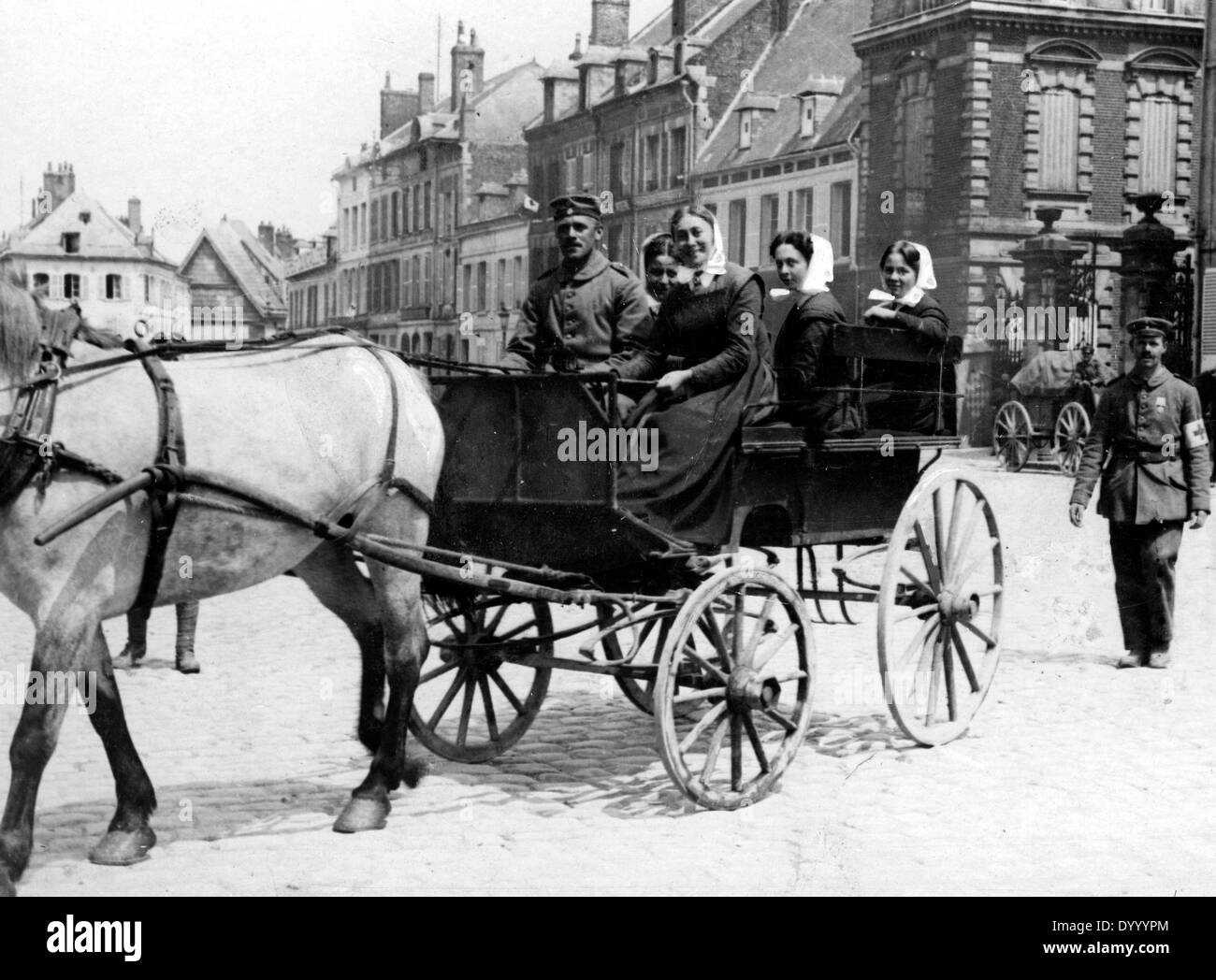 Gli infermieri in una carrozza a cavallo, 1916 Foto Stock