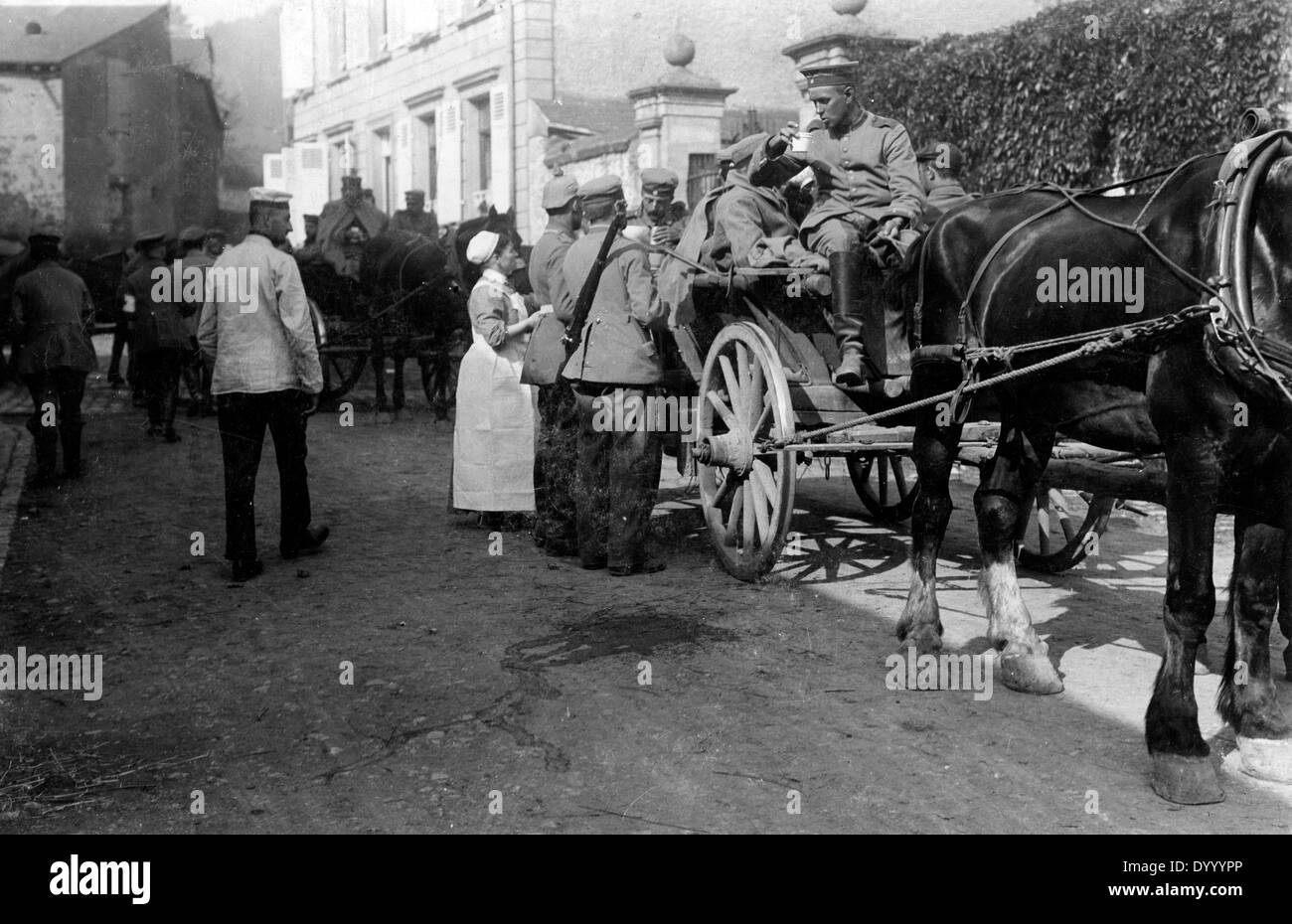 L'infermiera distribuivano bevande ai soldati, 1915 Foto Stock