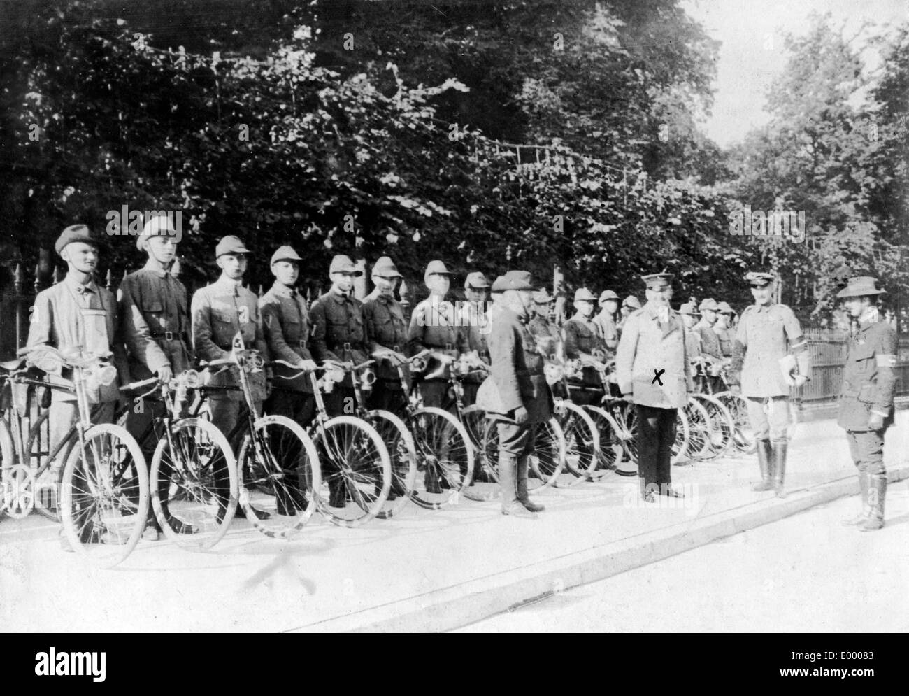 Giovani ciclisti della divisione in Bruxelles, 1914 Foto Stock