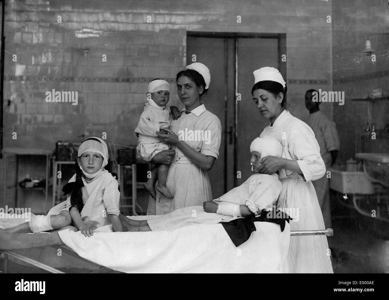 Gli infermieri con bambini feriti, 1917 Foto Stock