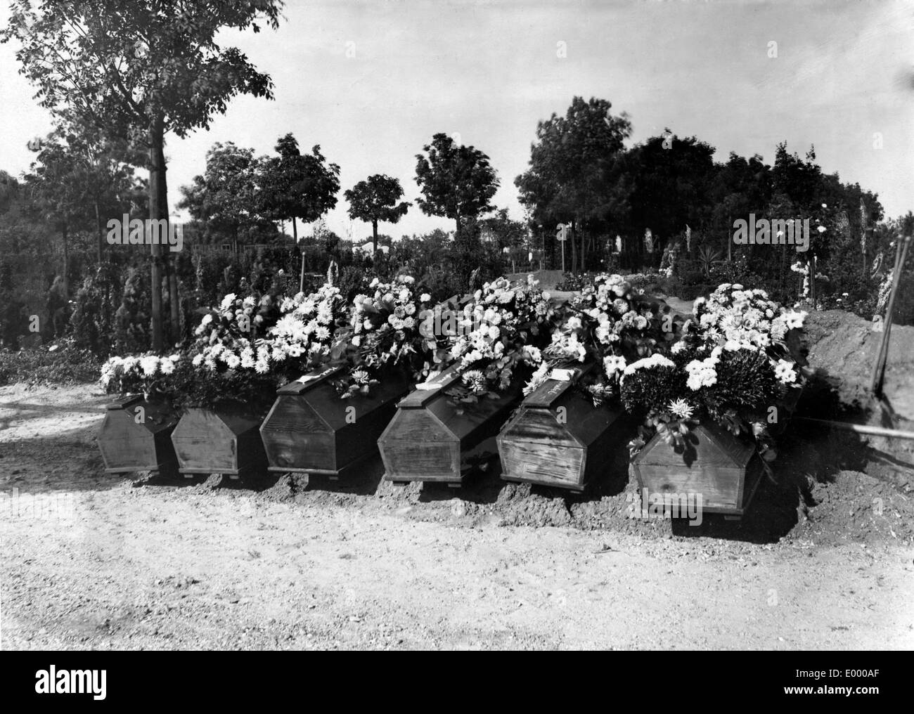 La sepoltura dell'attentato vittime di Karlsruhe, 1918 Foto Stock