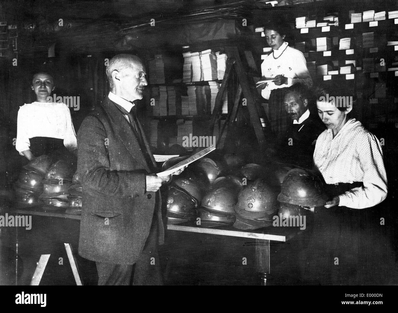 Vendita di caschi di acciaio per carità, 1917 Foto Stock