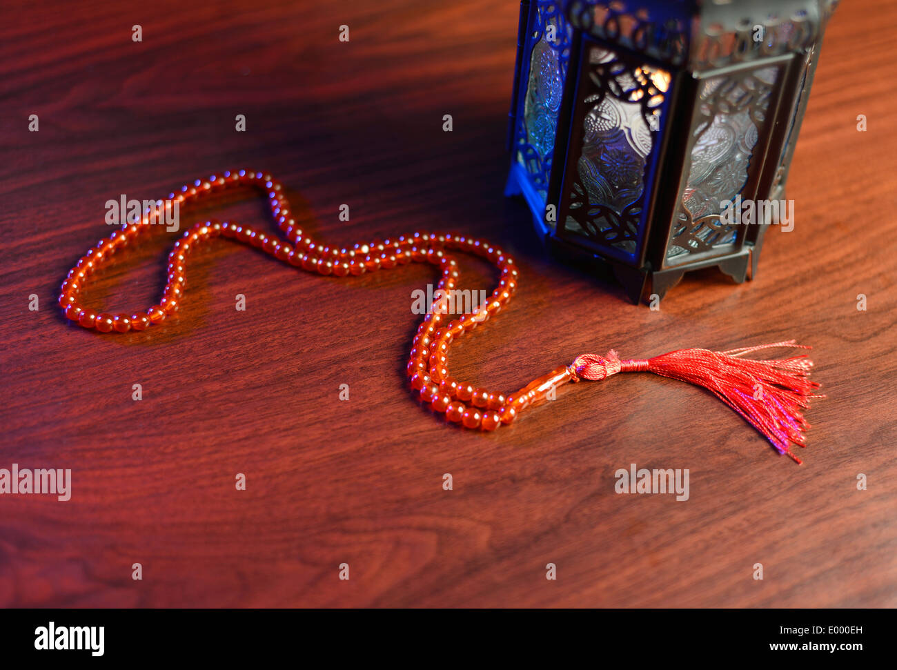 Un arabo lanterna e grani di preghiera - una chiusura Foto Stock
