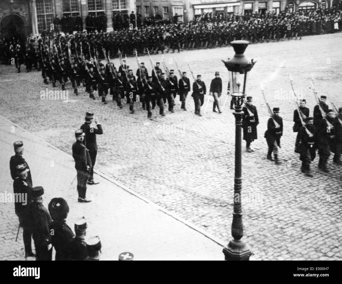 Una parata militare per il belga re Foto Stock