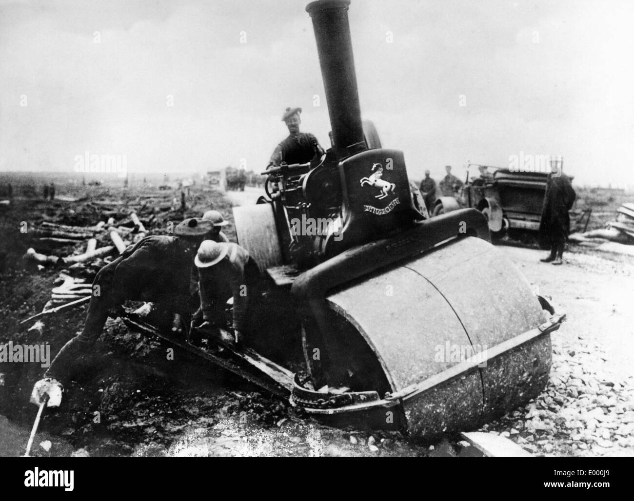 Soldati canadesi durante la costruzione di strade, 1916 Foto Stock