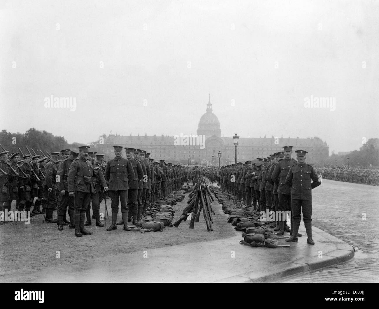 Inglese reggimento di fanteria a Parigi, 1916 Foto Stock
