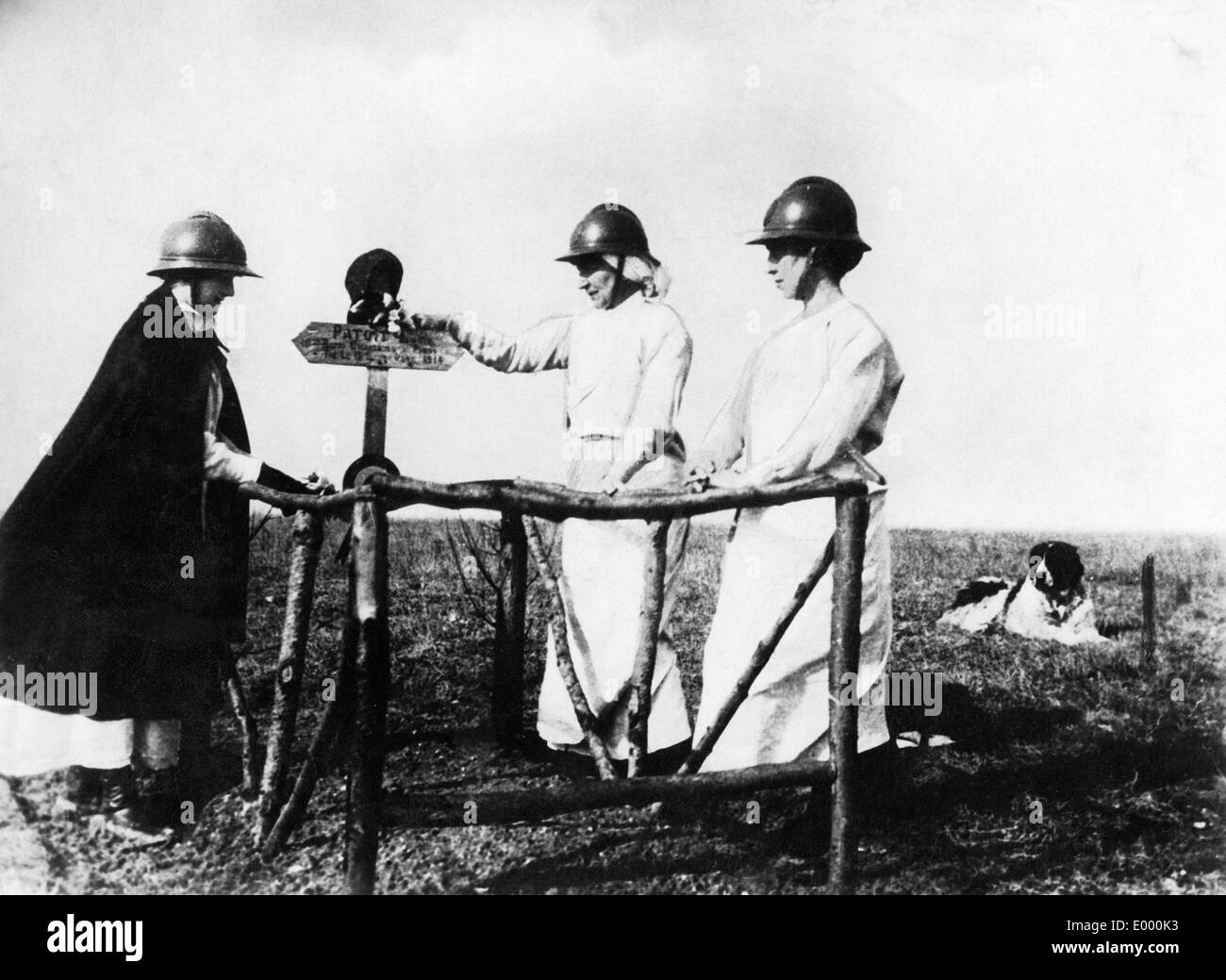 Inglese infermiere di un soldato la sua tomba, 1917 Foto Stock