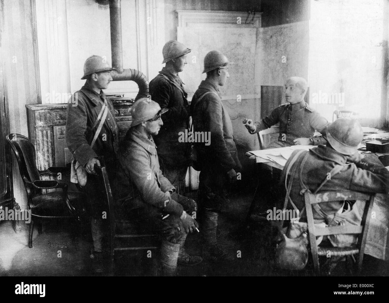 Interrogazione dei prigionieri francesi, 1917 Foto Stock