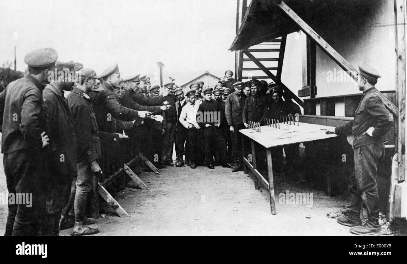 Russo e prigionieri di guerra italiani di giocare una partita, 1917 Foto Stock