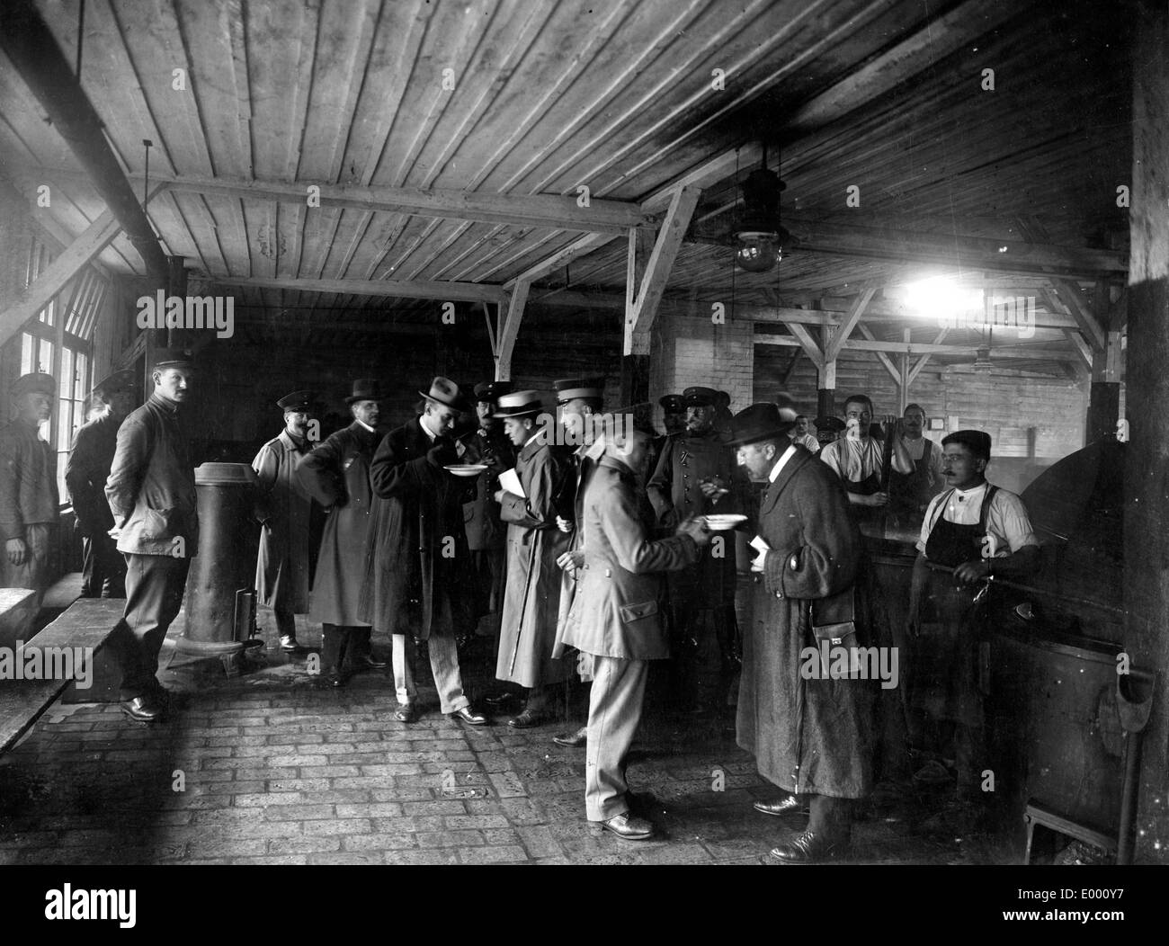 Il campionamento dei prodotti alimentari a un campo di prigionia, 1916 Foto Stock