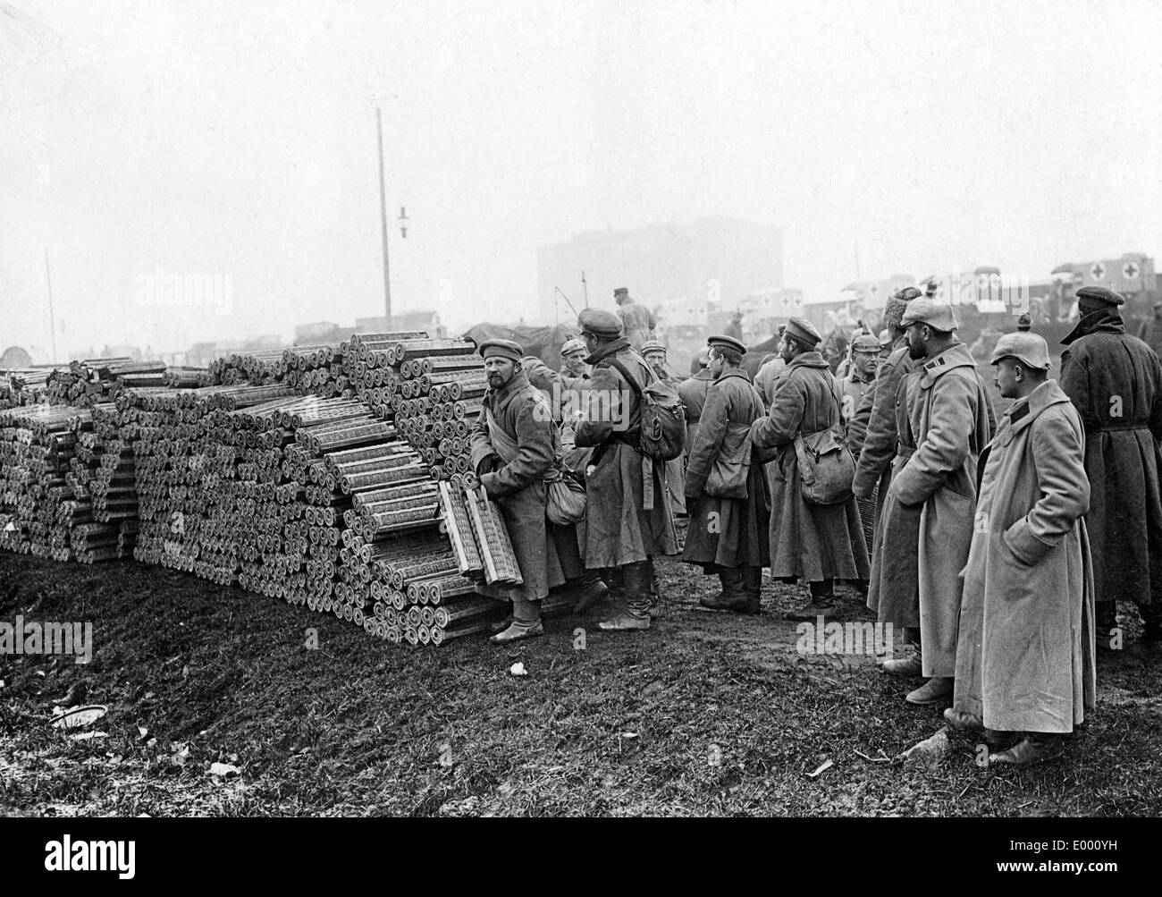 Prigionieri di guerra russi cartouches di stack, 1915 Foto Stock